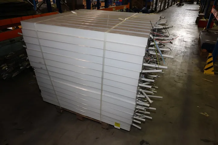 1 x Palette KEC - Linea LED - Leuchte L.: 125 cm